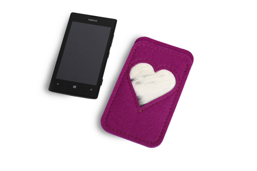 Smartphone-Etui mit Kuhfell-Herz in leuchtenden Farben
